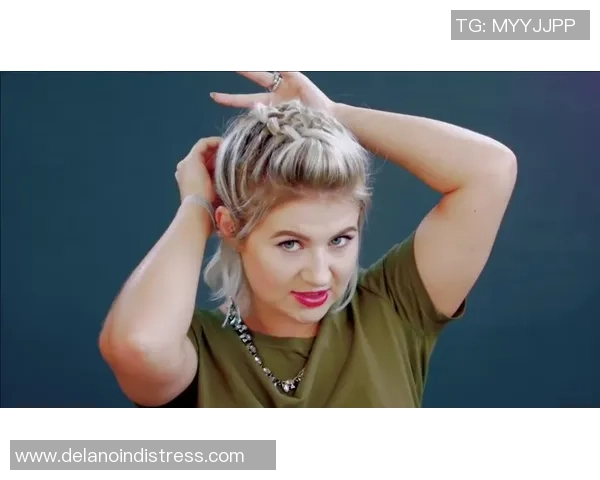 紫色头发的足球女星闪耀赛场展现独特风格与魅力