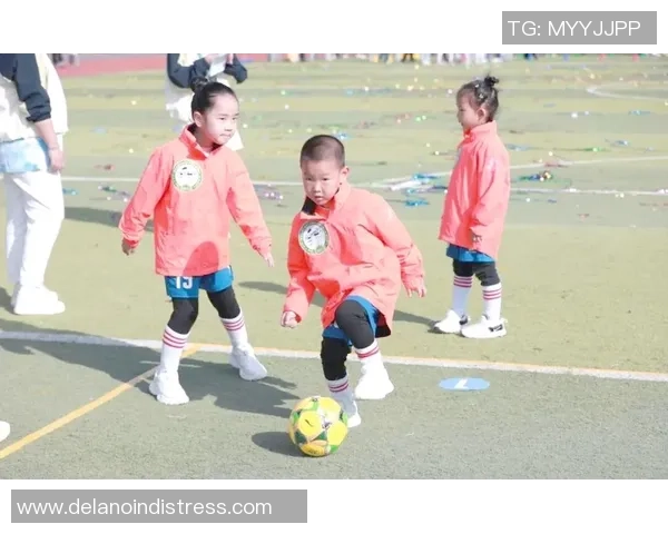 足球明星与儿童的快乐时光精彩瞬间分享